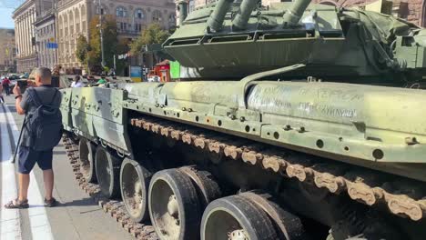 Destrozaron-Y-Destruyeron-Tanques-Rusos-Y-Equipos-De-Guerra-En-La-Calle-Khreshchatyk-En-El-Centro-De-Kyiv-Kiev-Para-Celebrar-El-Día-De-La-Independencia-De-Ucrania-El-24-De-Agosto