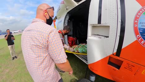 Helicóptero-De-La-Guardia-Costera-Estadounidense-Evacuaciones-Médicas-Víctimas-En-Haití-Ayuda-Humanitaria-Tras-Un-Terremoto-De-72