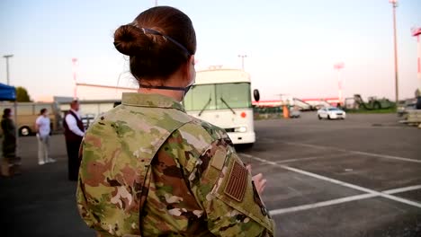 Los-Refugiados-Y-Evacuados-Afganos-Llegan-A-La-Base-Aérea-De-Ramstein-En-Alemania,-Donde-Se-Les-Ofrece-Refugio-Temporal-Y-Asistencia.