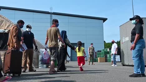 Los-Refugiados-Afganos-Son-Procesados-Y-Se-Les-Da-A-Los-Niños-Pintar-Y-Dibujar-Y-Comenzar-Una-Nueva-Vida-En-La-Base-Aérea-De-Ramstein-En-Alemania