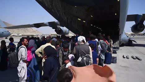 Refugiados-Afganos-Intentan-Abordar-Un-C-17-Globemaster-Estadounidense-En-El-Aeropuerto-Hamid-Karzai-En-Kabul,-Afganistán,-Durante-La-Evacuación-Americana