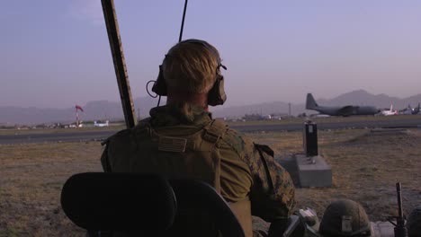 Los-Infantes-De-Marina-Supervisan-El-Tráfico-Aéreo-En-El-Aeropuerto-Internacional-Hamid-Karzai-Cuando-Llega-El-Transporte-Para-Evacuar-A-Ciudadanos-Y-Refugiados.