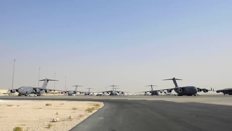 Eine-Große-Anzahl-Von-Uns-C-17-Globemasters-Sitzt-Auf-Einer-Rollbahn-Der-Al-Udeid-Base-In-Doha,-Katar,-Und-Wartet-Darauf,-Flüchtlinge-Und-Evakuierte-Aus-Afghanistan-Zu-Evakuieren