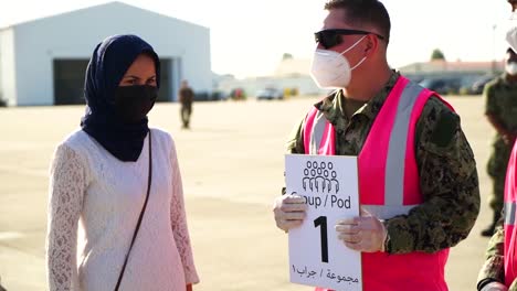 Los-Refugiados-Afganos-Llegan-Y-Son-Procesados-Y-Entregados-Suministros-En-La-Estación-Naval-De-Rota-En-Cádiz,-España.