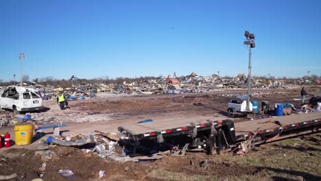 FEMA-Agenten-Besichtigen-Tornado-Standorte-In-Kentucky,-Einschließlich-Der-Konsumgüterfabrik-Mayfield,-Die-Durch-Den-Sturm-Zerstört-Wurde