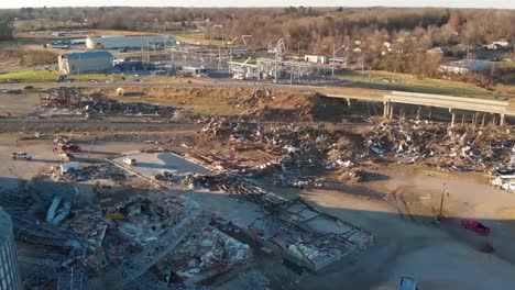 Antena-Impactante-Sobre-Los-Daños-A-Lo-Largo-De-Una-Carretera-Y-Vía-Férrea-En-La-Ciudad-De-Mayfield,-Kentucky,-Tras-Un-Devastador-Tornado