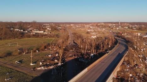 Luftaufnahme-Von-Tornadoschäden-Und-Der-Zerstörung-Der-Stadt-Mayfield,-Kentucky