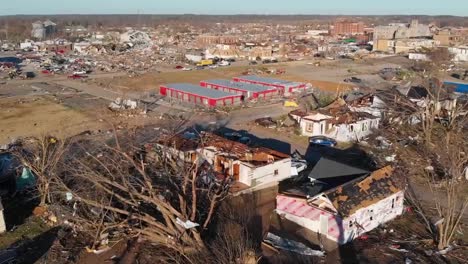 Luftaufnahme-Von-Tornadoschäden-Und-Der-Zerstörung-Von-Häusern-In-Der-Stadt-Mayfield,-Kentucky