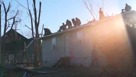 Casas-Y-Vecindarios-Son-Destruidos-Tras-El-Devastador-Tornado-En-Mayfield,-Kentucky