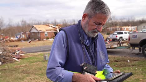 Fema-arbeiterin-Spricht-Mit-Hausbesitzer-Nach-Einem-Verheerenden-Tornado-In-Dawson-Springs,-Kentucky