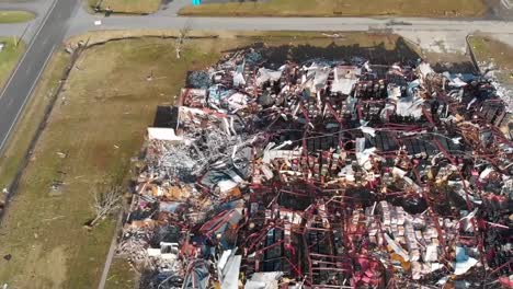 Luftaufnahme-Von-Tornadoschäden-Und-Der-Schockierenden-Zerstörung-Einer-Fabrik-In-Der-Stadt-Dawson-Springs,-Kentucky