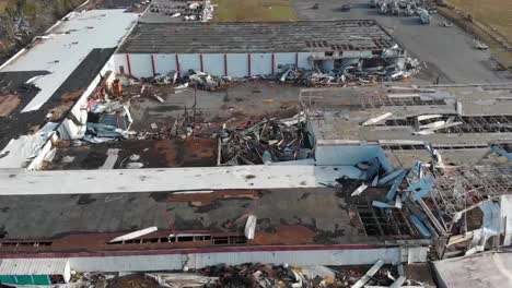 Antena-De-Los-Daños-Del-Tornado-Y-La-Impactante-Destrucción-De-Una-Fábrica-En-La-Ciudad-De-Dawson-Springs,-Kentucky