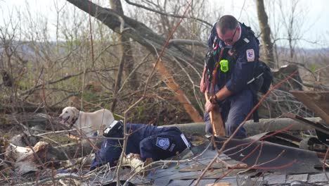 Notfallsuch--Und-Rettungskräfte-Verwenden-Kadaverhunde,-Um-Die-Trümmer-Von-Dawson-Springs-Zu-Durchsuchen,-Nachdem-Sie-Während-Eines-Massiven-Tornados-In-Kentucky-Zerstört-Wurden