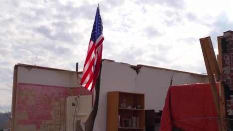 Notfallsuch--Und-Rettungskräfte-Durchsuchen-Ein-Bewaldetes-Gebiet-Von-Dawson-Springs,-Nachdem-Es-Während-Eines-Massiven-Tornados-In-Kentucky-Zerstört-Wurde