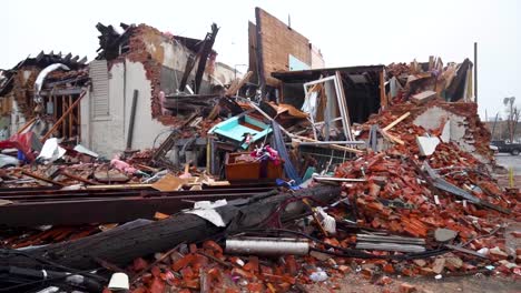 Toma-De-Establecimiento-Del-Destruido-Centro-De-Mayfield,-Kentucky