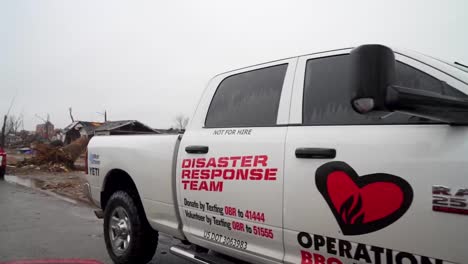 Agentes-De-Fema-Se-Encargan-De-Los-Sitios-De-Tornados-De-Kentucky,-Incluida-La-Ciudad-De-Mayfield,-Destruida-Por-La-Tormenta,-Repartiendo-Alimentos-Y-Suministros-De-Socorro.