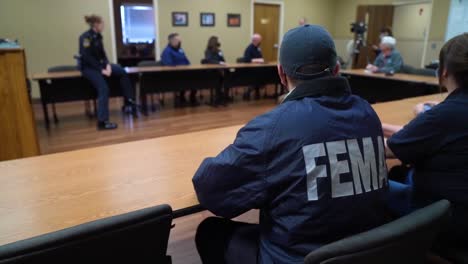 Agentes-De-Fema-Reunidos-Con-Un-Comandante-De-Incidentes-En-Un-Centro-De-Comando-Para-Planificar-La-Estrategia-Luego-Del-Brote-De-Tornado-En-Kentucky