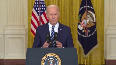 El-Presidente-Joe-Biden-Condena-A-Rusia-Y-A-Valdimir-Putin-Por-Su-Invasión-De-Ucrania-E-Insta-A-La-Gente-A-Ser-Paciente-Con-El-Aumento-De-Los-Precios,-Advirtiendo-A-Las-Compañías-De-Petróleo-Y-Gas-Que-No-Aumenten-Los-Precios