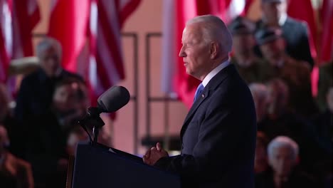 El-Presidente-Joe-Biden-Visita-Varsovia,-Polonia-Y-Habla-En-Apoyo-De-Ucrania-En-La-Guerra-Contra-Los-Rusos,-Comenta-Sobre-El-Fin-De-La-Dependencia-Del-Petróleo-Y-Los-Combustibles-Fósiles