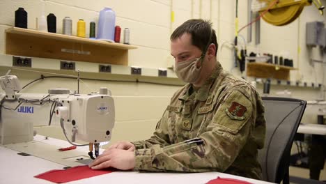 Nosotros-Aviadores-De-La-Fuerza-Aérea-De-Coser-Y-Ensamblar-Máscaras-Faciales-Covid-19-Durante-La-Pandemia-Mundial-Del-Virus-De-La-Corona