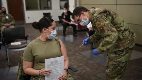 Soldaten-Bereiten-Die-Ersten-Covid-19-impfstoffe-Vor,-Die-An-Der-Gemeinsamen-Basis-San-Antonio-lackland,-Tx,-Ankommen-Und-Verabreicht-Werden