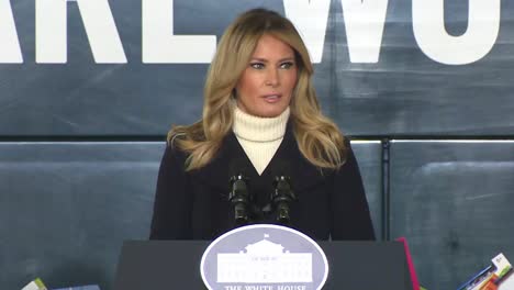 La-Primera-Dama-Melania-Trump-Usa-Una-Máscara-Y-Ayuda-A-Las-Reservas-De-Los-Marines-Estadounidenses-A-Entregar-Juguetes-Para-Los-Niños-Durante-Covid-19