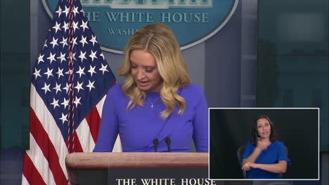 La-Secretaria-De-Prensa-De-La-Casa-Blanca,-Kayleigh-Mcenany,-Informa-Al-Cuerpo-De-Prensa-Y-A-Los-Medios-Sobre-La-Primera-Entrega-De-La-Vacuna-Covid-19