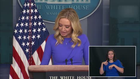 La-Secretaria-De-Prensa-De-La-Casa-Blanca,-Kayleigh-Mcenany,-Informa-Al-Cuerpo-De-Prensa-Y-A-Los-Medios-Sobre-La-Primera-Entrega-De-La-Vacuna-Covid-19