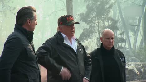 Us-President-Donald-Trump,-Flanked-By-Jerry-Brown-And-Gavin-Newsom-Speaks-At-The-Paradise-California-Wildfire