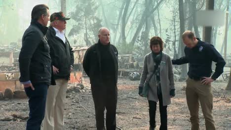 El-Presidente-Estadounidense-Donald-Trump,-Flanqueado-Por-Jerry-Brown-Y-Gavin-Newsom,-Habla-En-El-Incendio-Forestal-De-Paradise-California