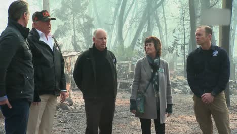 El-Presidente-Estadounidense-Donald-Trump,-Flanqueado-Por-Jerry-Brown-Y-Gavin-Newsom,-Habla-En-El-Incendio-Forestal-De-Paradise-California