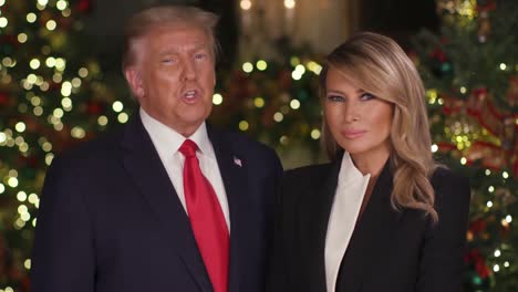 US-Präsident-Donald-Trump-Und-First-Lady-Melania-Trump-überbringen-Eine-Weihnachtsbotschaft-Aus-Dem-Weißen-Haus