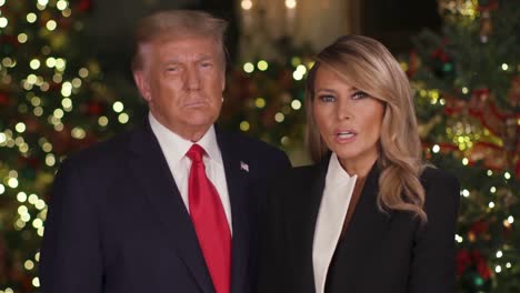 El-Presidente-Estadounidense-Donald-Trump-Y-La-Primera-Dama-Melania-Trump-Entregan-Un-Mensaje-De-Navidad-Desde-La-Casa-Blanca