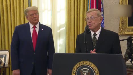 El-Presidente-Estadounidense-Donald-Trump-Presenta-La-Medalla-Presidencial-De-La-Libertad-Para-Entrenar-A-Lou-Holtz,-Oficial-Oval,-Casa-Blanca