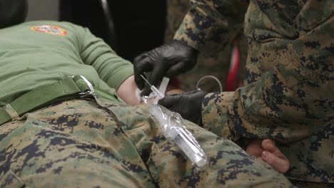 US-Marine-Krankenhausmitarbeiter-Führen-Im-Camp-Lejeune,-North-Carolina,-Ein-Valkyrie-Notfalltraining-Für-Vollbluttransfusionen-Durch