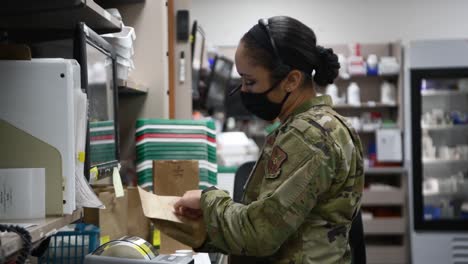 Los-Aviadores-De-La-Fuerza-Aérea-De-EE.-UU.-Ayudan-A-Evaluar-A-Las-Personas-Durante-La-Crisis-De-Salud-Pandémica-Mundial-Covid-19-En-Abilene,-Texas