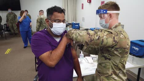 Las-Primeras-Vacunas-Pandémicas-Covid-19-Se-Administran-Al-Personal-Médico-En-El-Centro-Médico-Del-Ejército-De-Womack