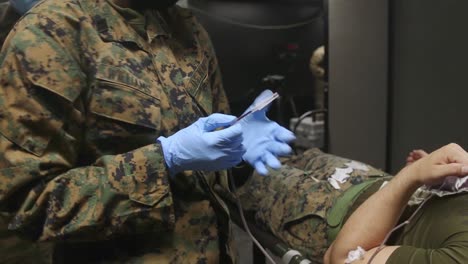 US-Marine-Krankenhausmitarbeiter-Führen-Im-Camp-Lejeune,-North-Carolina,-Ein-Valkyrie-Notfalltraining-Für-Vollbluttransfusionen-Durch