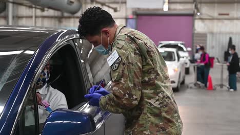 Kampfmediziner-Der-Arizona-Nationalgarde-Verabreichen-Einen-Der-Ersten-Covid-19-pandemie-impfstoffe-In-Der-Drive-up-klinik