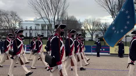 Banda-Militar-En-Uniformes-De-Guerra-Revolucionaria-Antes-De-La-Toma-De-Posesión-Presidencial-De-Joe-Biden-Washington,-Dc