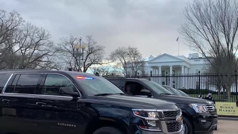 Eine-Flotte-Schwarzer-Geländewagen-Und-Soldaten-Vor-Dem-Weißen-Haus-Vor-Joe-Bidens-Einweihung-Washington,-Dc