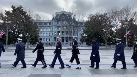 Escoltas-Militares-Ensayan-Frente-A-La-Casa-Blanca-Antes-De-La-Toma-De-Posesión-Presidencial-De-Joe-Biden-Washington,-Dc