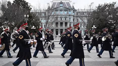 Escoltas-Militares-Ensayan-Frente-A-La-Casa-Blanca-Antes-De-La-Toma-De-Posesión-Presidencial-De-Joe-Biden-Washington,-Dc