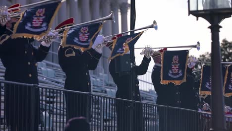 Mitglieder-Der-Militärkapelle-Proben-Und-Vorbereitungen,-Die-Auf-Dem-Capitol-Hill-Von-Joe-Biden-Zur-Amtseinführung-Des-Präsidenten-Getroffen-Wurden