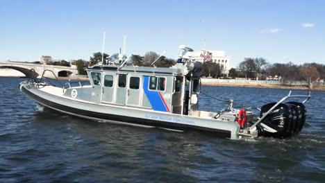 Los-Barcos-De-La-Guardia-Costera-De-EE.-UU.-Aseguran-Las-Vías-Fluviales-De-Washington-DC-Durante-La-Inauguración-Presidencial-De-Biden