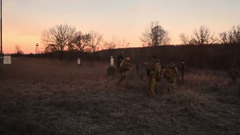 Militär-Scharfschützen-Teams-Navigieren-Durch-Die-Wildnis-Streitkräfte-Treffen-Scharfschützen-Meisterschaften-(afsam)-Fort-Chaffee,-Ar