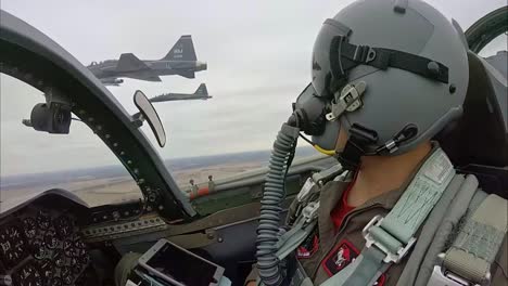 Imágenes-De-Cabina-De-Pilotos-De-Bombarderos-B-2-De-La-Fuerza-Aérea-Entrenando-Volando-En-Formación-En-Jets-T-38-Talon,-Ciudad-De-Kansas,-Ks