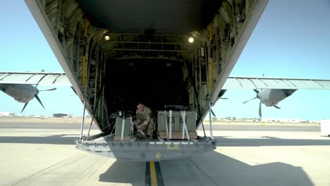 Rettungskräfte-Der-US-Luftwaffe-Bereiten-Sich-Darauf-Vor,-Bündel-Und-Einen-Halo-Sprung-Von-Einer-C-130j-Super-Hercules-In-Ostafrika-Abzuwerfen