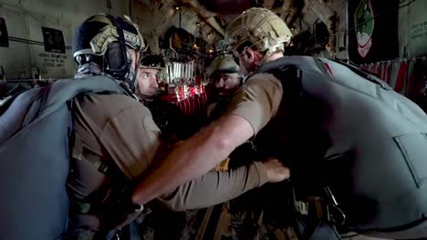 Paracaidistas-De-La-Fuerza-Aérea-De-EE.-UU.-A-Gran-Altura,-Salto-De-Halo-De-Apertura-Baja-Desde-Un-C-130j-Super-Hercules,-áfrica-Oriental