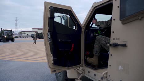 B-Rolle-Von-Uns-Marine-Joint-Light-Tactical-Vehicle,-Das-Durch-Ein-Schlammiges-Wasserhindernis-Auf-Okinawa,-Japan,-Pflügt